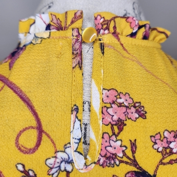 Garden Floral Sleeveless Blouse - Picture 7 of 9